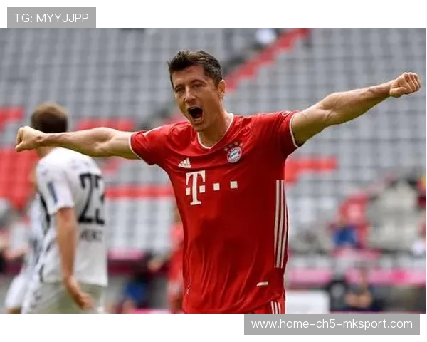 莱万调整跑位后再中靶心，拜仁前场稳定高效